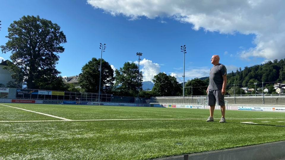 Stadionchef Ueli Mattmann auf dem Krienser Kleinfeld. 