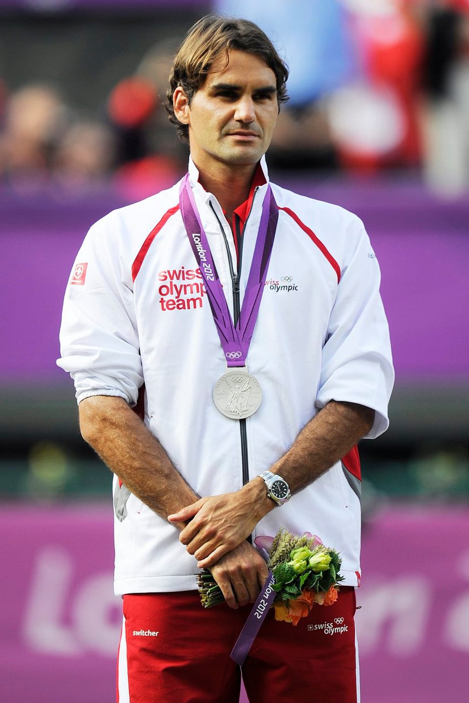 Roger Federer posiert an den Olympischen Spielen mit seiner Silbermedaille.