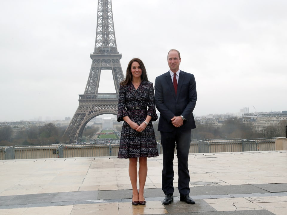 Kate und William vor dem Eiffelturm