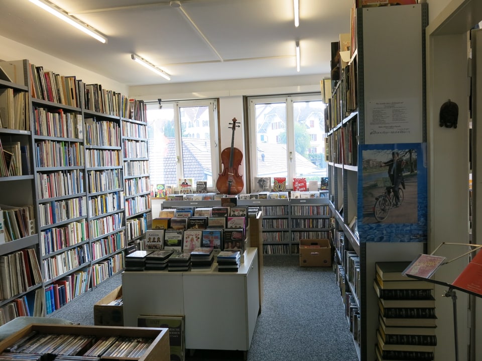 Nebst Bücher werden auch CDs und DVDs im Bücher-Brocky verkauft.