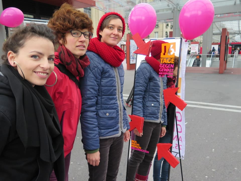 Junge Aktivistinnen machen auf dem Berner Bahnhofplatz auf Sexismus im Nachtleben aufmerksam. 