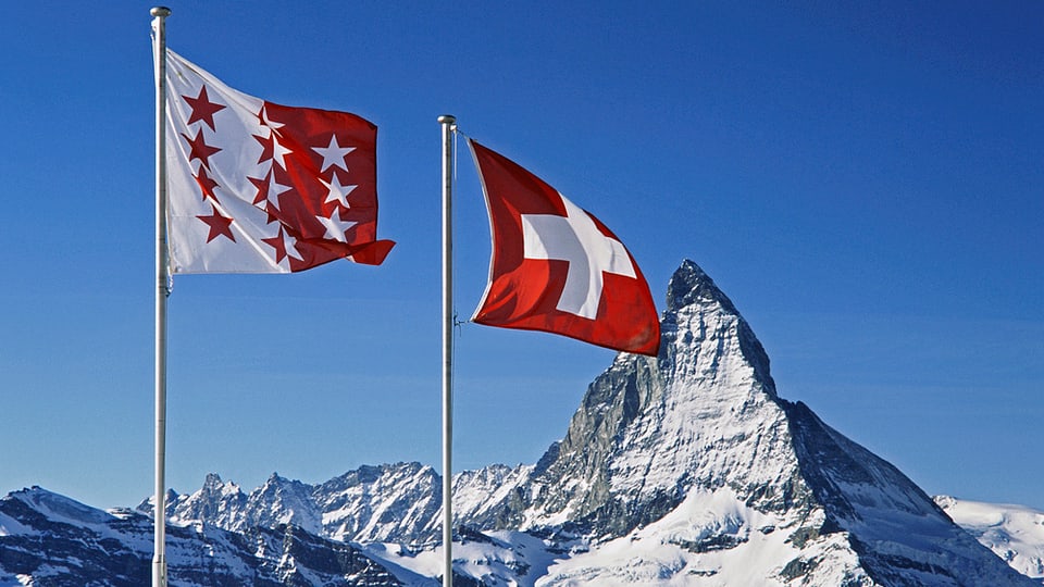 Die Walliser Flagge weht neben der Schweizer Flagge. 200 Jahre schon gehört das Wallis zur Eidgenossenschaft. 
