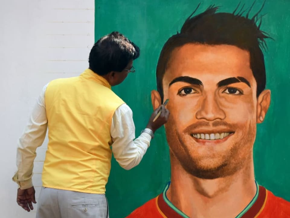 Hat nun an 5 WM-Endrunden getroffen Ein Wandgemälde von Cristiano Ronaldo.