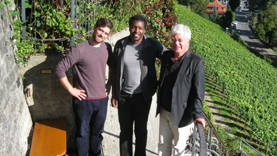 Co-Übersetzer Nko Fröba (linke Seite), Autor Mukoma wa Ngugi (Bildmitte), Übersetzer und Verleger Rainer Nitsche