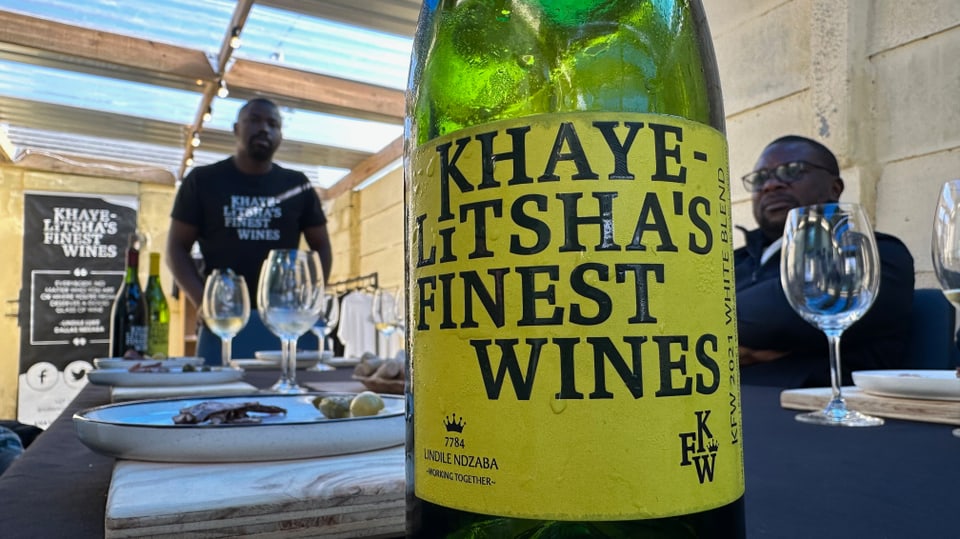 Eine Weissweinflasche von Ndzabas Marke «Kwaelitsha’s finest Wines».