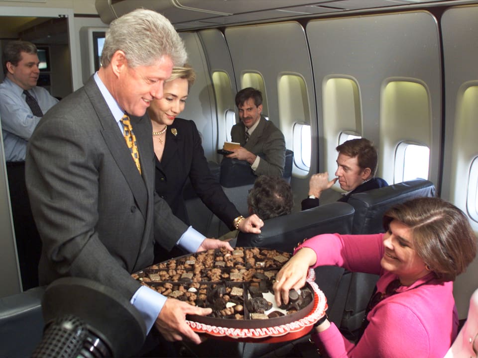 Bill Clinton und Hillary Clinton bieten Personen in der «Air Force One» Süssigkeiten an