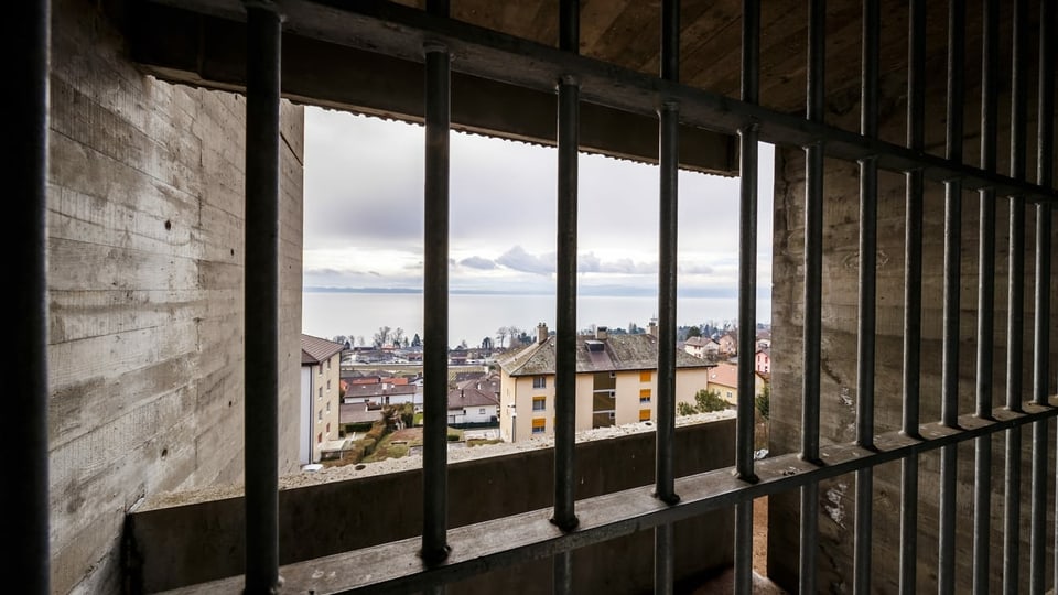 Symbolbild: Blick durch ein vergittertes Fenster eines Gefängnisses.