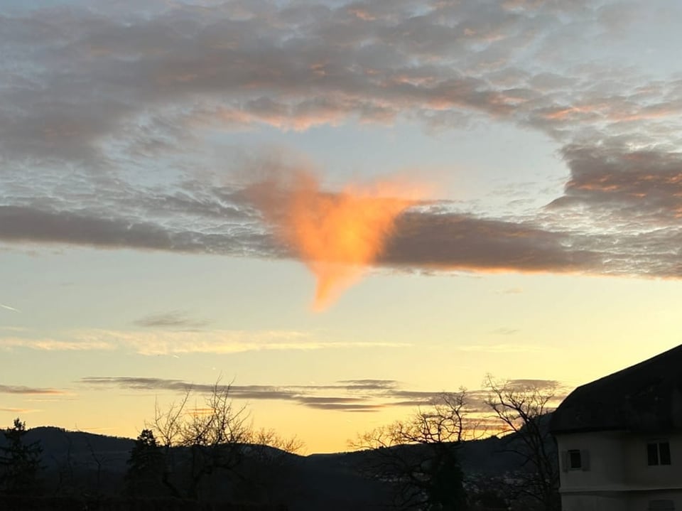 Wolken mit kreisförmigem Loch. Darin fällt ein Teil der Wolke trichterförmig aus der Wolke aus.