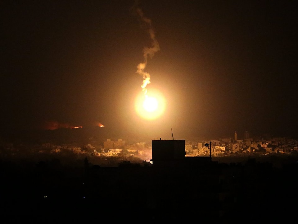 Leuchtende Rakete über Gaza-Stadt in der Nacht