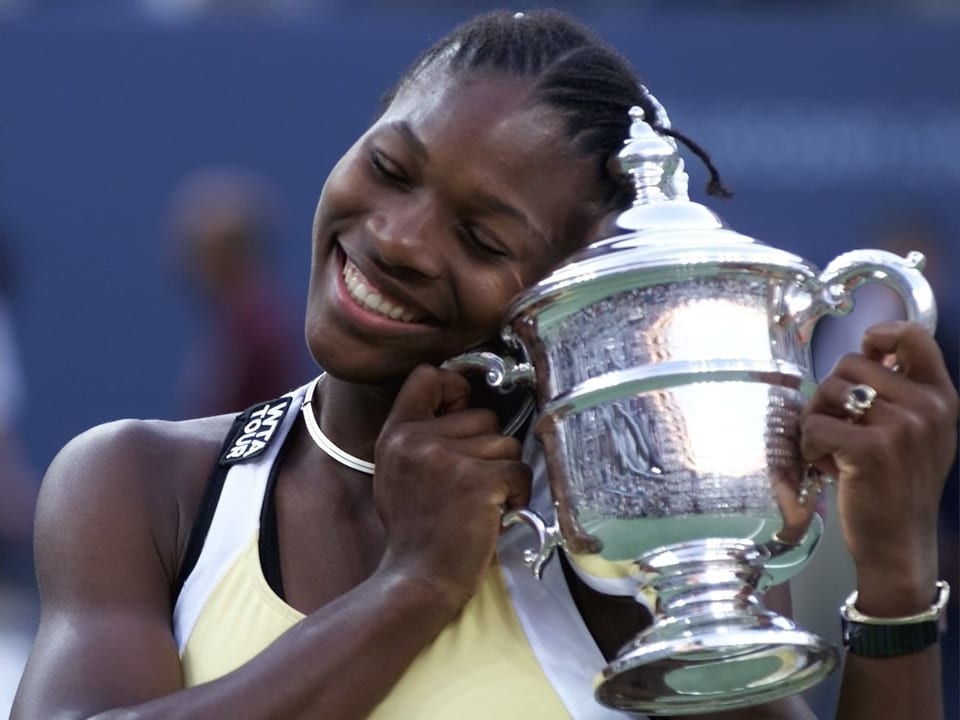 Serena Williams herzt den Pokal nach ihrem allerersten Triumph an einem Grand-Slam-Turnier an den US Open 1999.