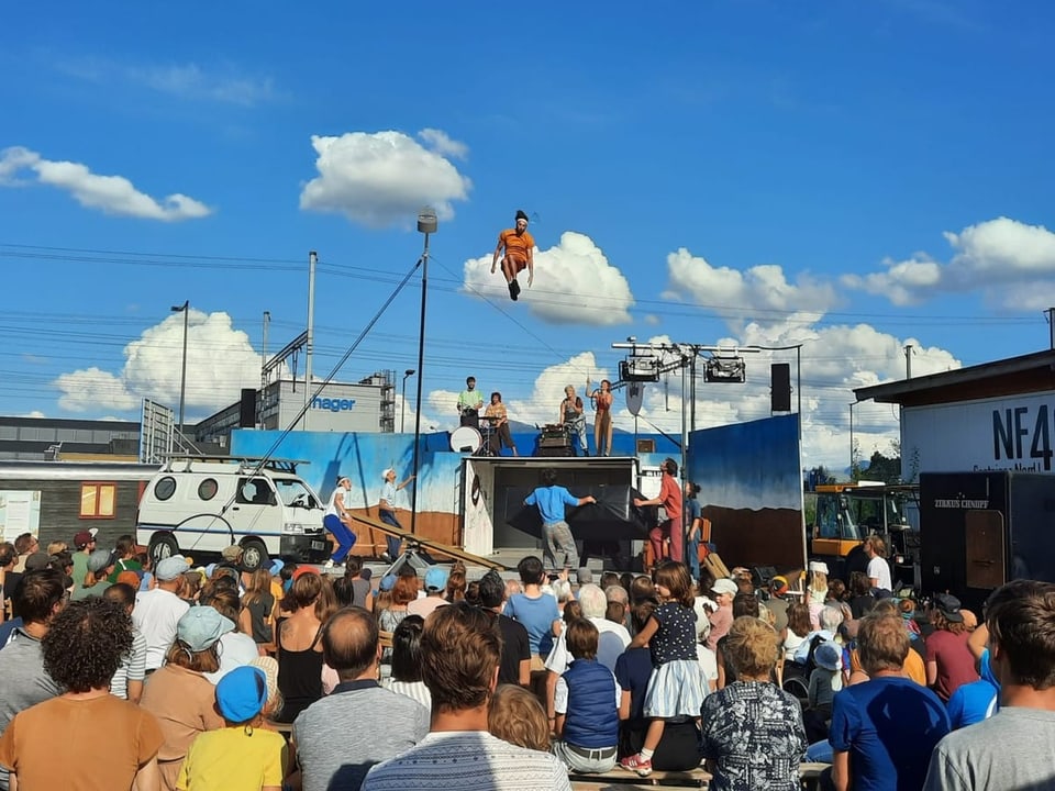 Der Zirkus Chnopf bei einem Auftritt auf der Zwischennutzung.