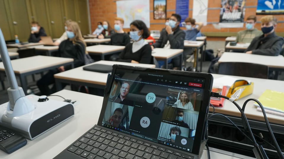 Ausgewählte Schülerinnen und Schüler sind der Konferenz zugeschaltet und stellen direkt Fragen an den Moderator, ...