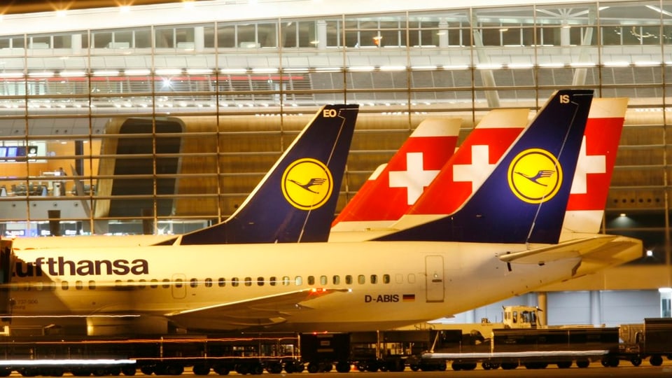 Die Maschinen der Swiss und Lufthansa auf dem Boden. 