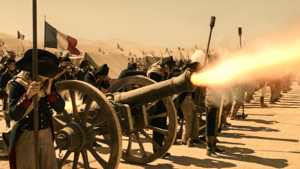 Französische Kanonen eröffnen das Feuer in Richtung Pyramiden.
