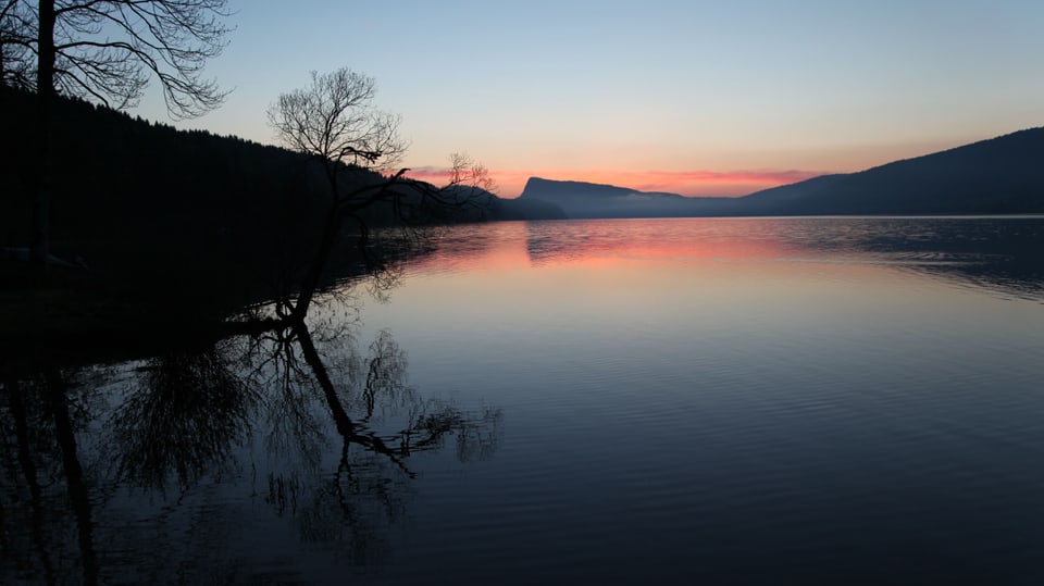 Der Tag erwacht über dem Lac de Joux. Morgendämmerung. 