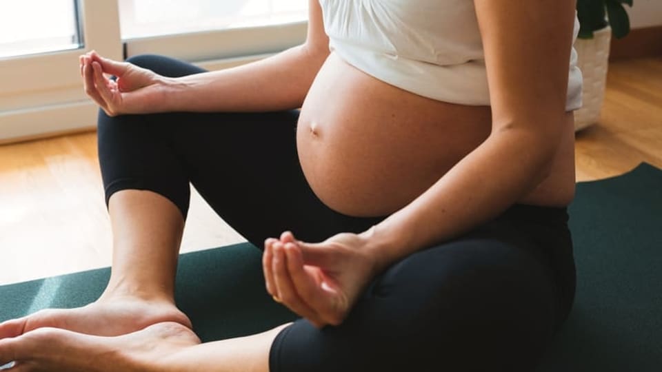 Eine schwangere Fra im Yoga.