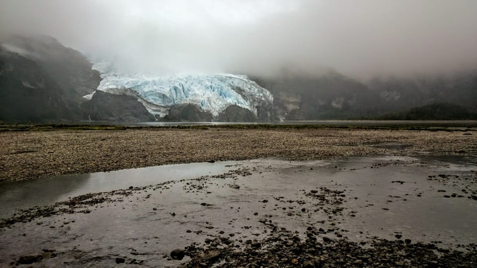 Gletscher mit brauem Sand drumherum