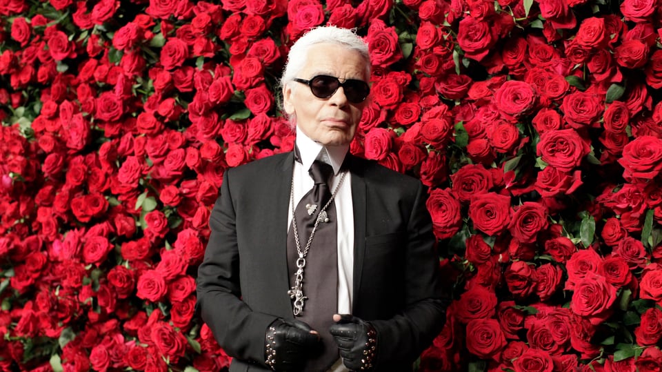 Karl Lagerfeld vor roten Rosen