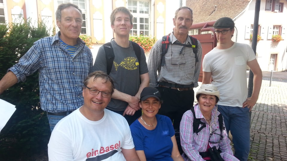Sieben Wanderer auf einer Bank
