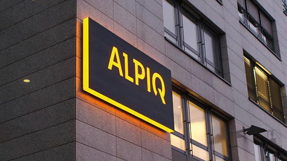 Beleuchtete Werbetafel der Alpiq am Hauptgebäude in Olten.