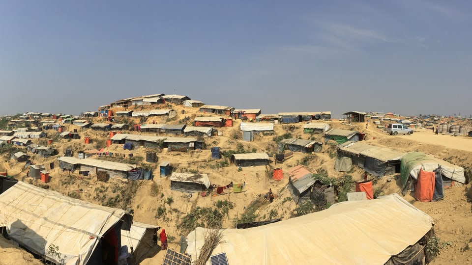 Blick über das Flüchtlingslager. Einfache Unterkünfte aus Bambus und Planen wurden an Hänge gebaut.