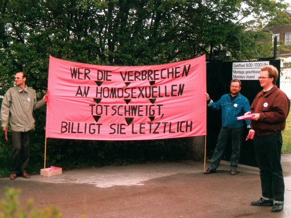 Homosexuelle demonstrieren im KZ Dachau für einen Geddenkstein.