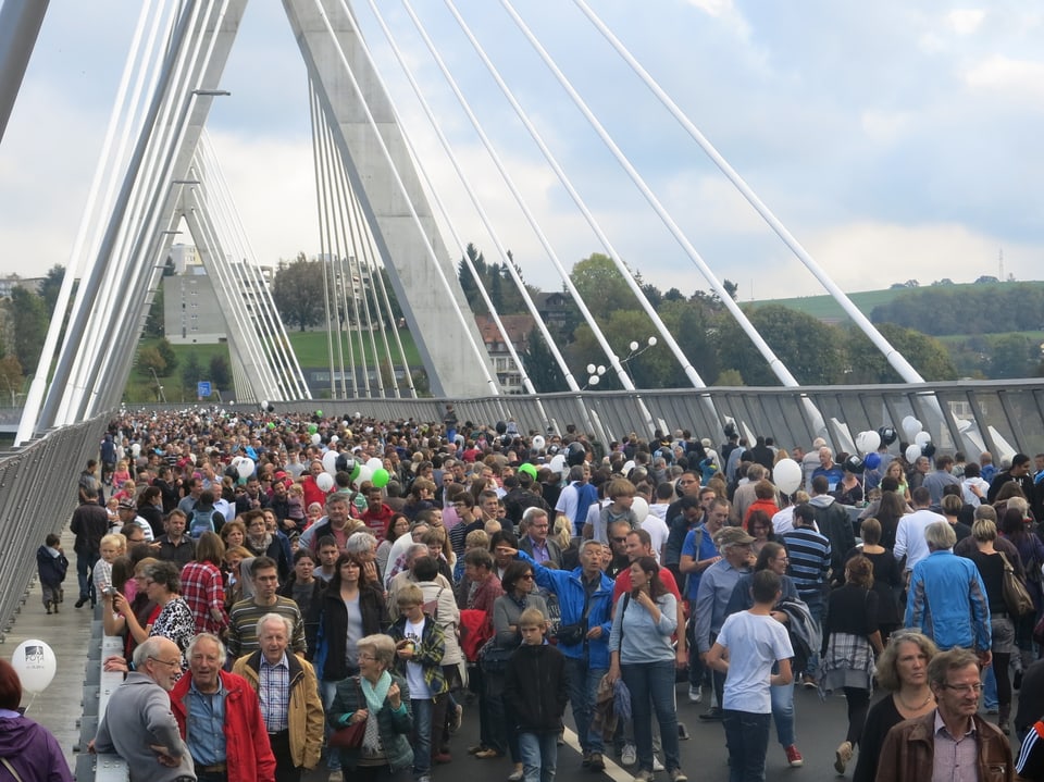 Tausende wandern über die neue Freiburger Poya-Brücke.