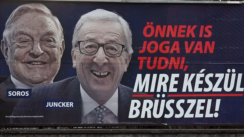 Die Plakate zeigen Investor George Soros als Einflüsterer von Jean-Claude Juncker.