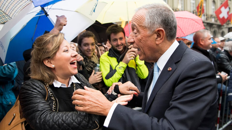 Portugals Präsident spricht auf dem Bundesplatz lachend mit einer Zuschauerin. 