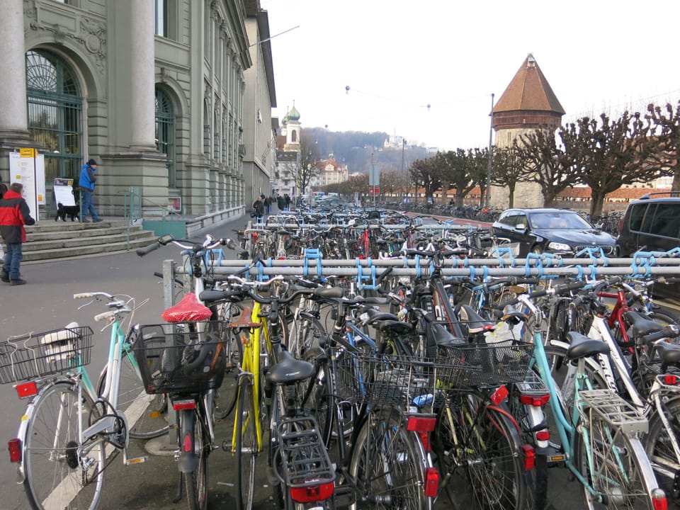 Zentralschweiz - Mehr Veloparkplätze für die Stadt Luzern - News - SRF