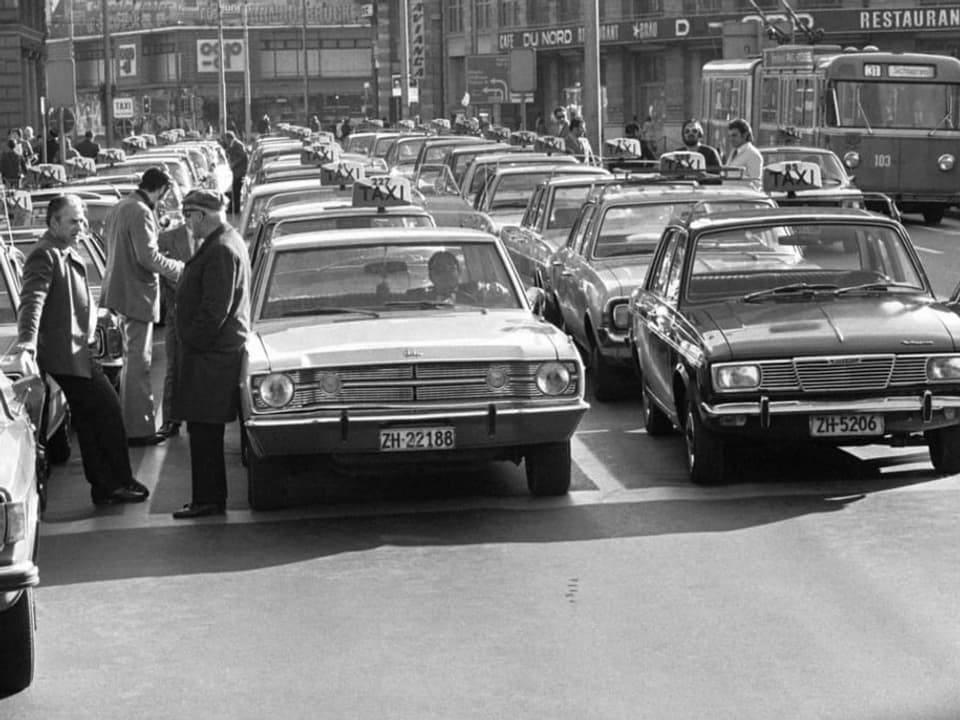 Taxis stauen sich vor dem Zürcher Hauptbahnhof, im Hintergrund ein Bus der Linie 31 der  VBZ, November 1973.