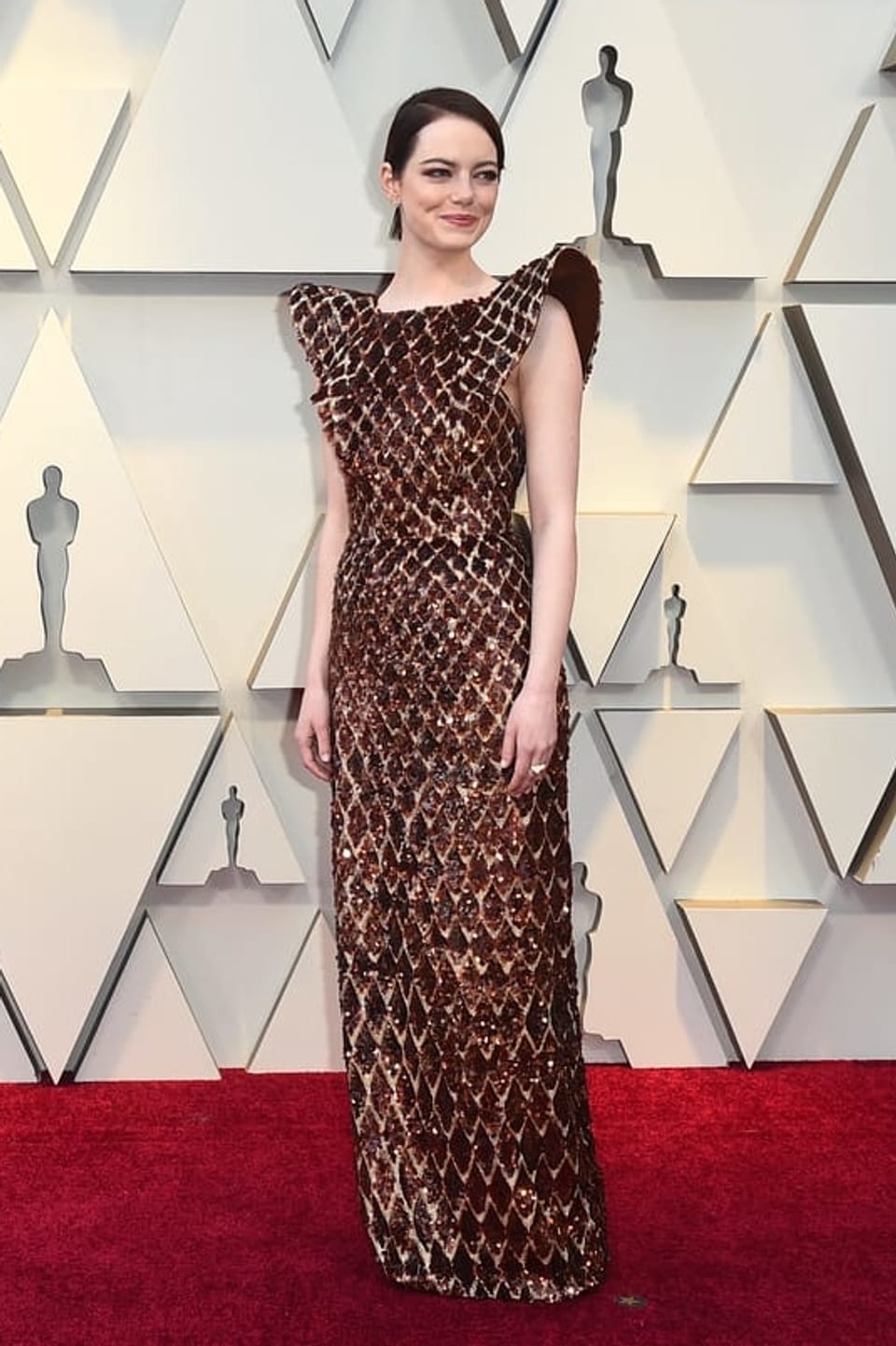 Emma Stone in einer dunkelrot-goldenen Robe