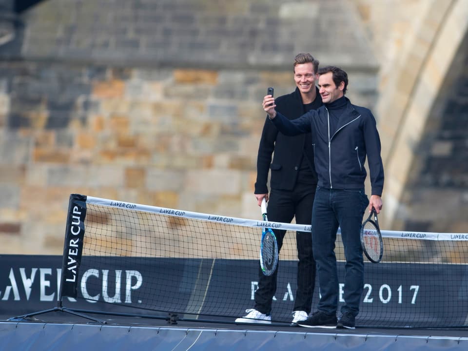 Berdych und Federer machen auf dem Moldau-Schiff ein Selfie.