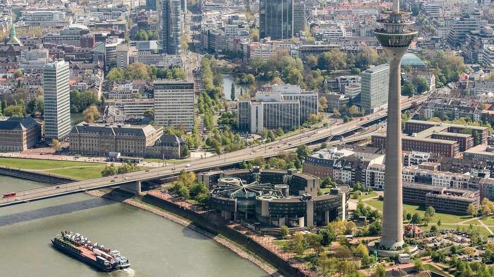 Die Rheinkniebrücke in Düsseldorf