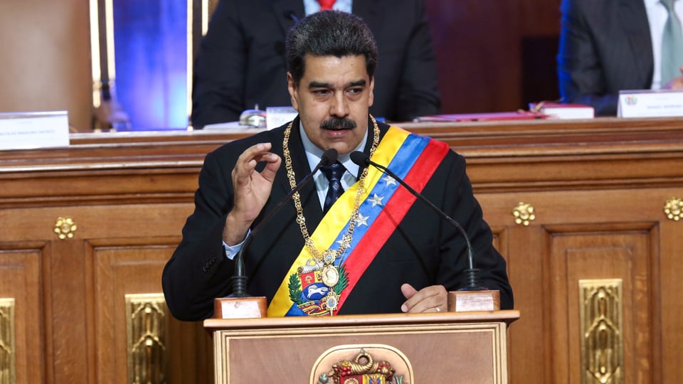 Maduro spricht. 