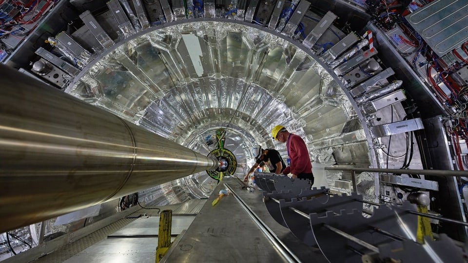 Zwei Männer reparieren den Teilchenbeschleuniger am CERN