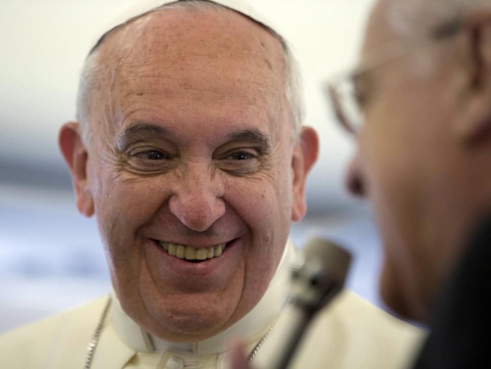 Papst Franziskus strahlt über das ganze Gesicht.