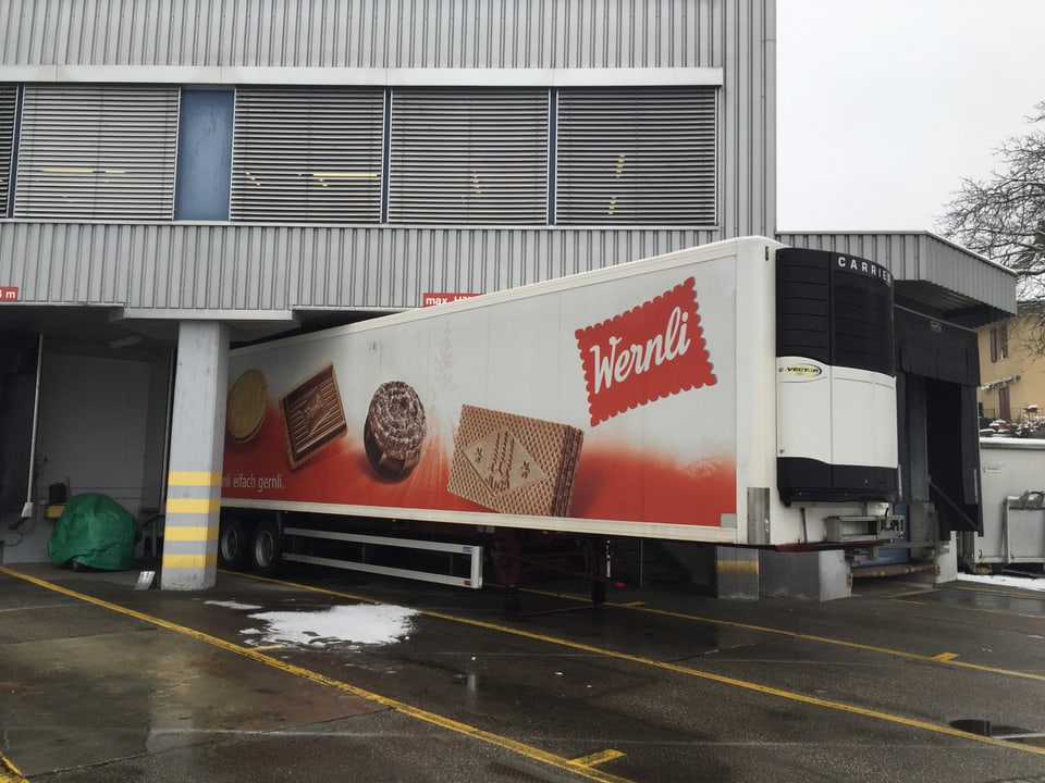 Lastwagen mit dem Logo von Wernli und Bilder von Biscuits