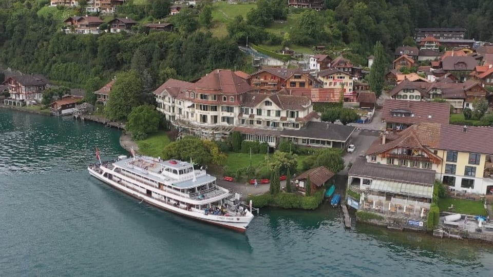 Hotel hinter Schiffsanlegeplatz. 