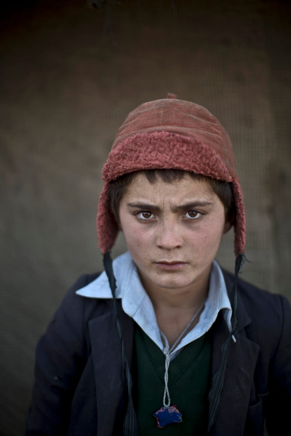 Porträt eines afghanischen Flüchtlingsknaben