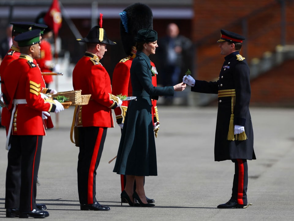 Herzogin Kate verteilt Kleeblätter.