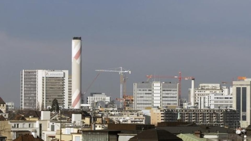 Bild auf das Firmengelände der Novartis mit dem rotweissen Kamin des Sondermüllofens.