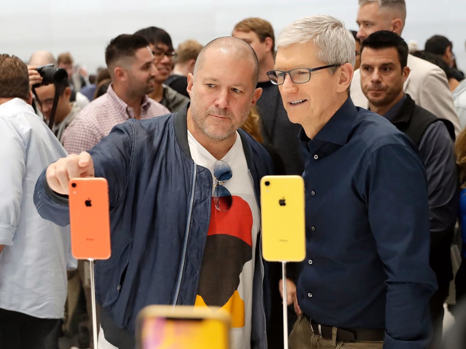 Jony Ive und Tim Cook sehen sich neue iPhone-Modelle an.