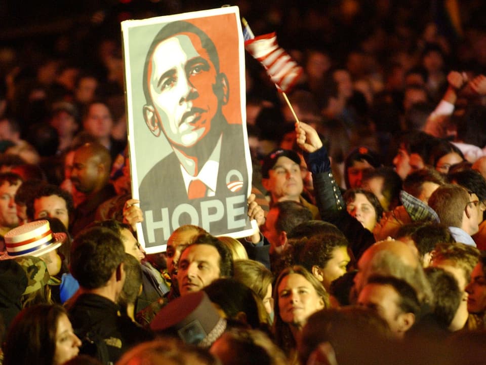 Obama-Anhänger jubeln nach dessen Wahl mit einem Bild von ihm