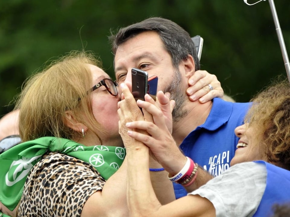 Lega-Chef Salvini wird von einer Anhängerin geküsst.