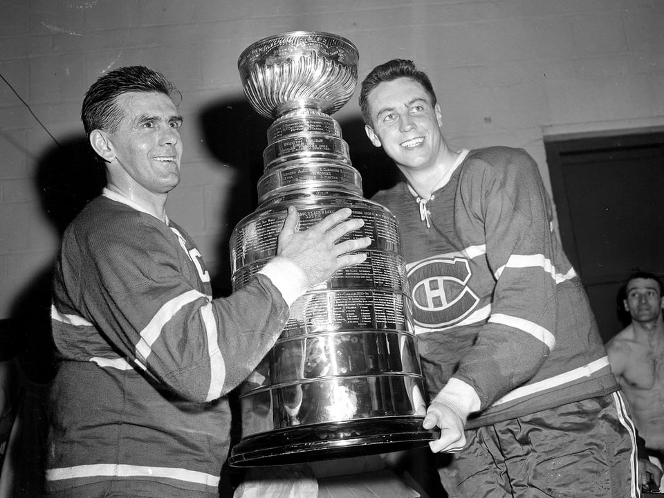 Spieler der Montreal Canadiens mit dem Stanley Cup