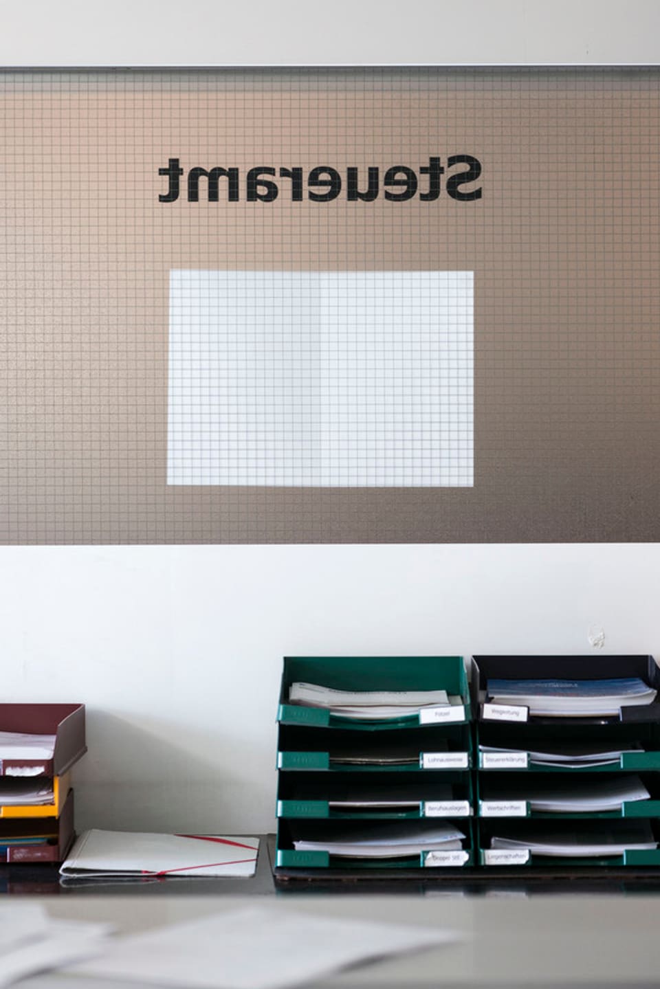 Blick in ein Büro des Steueramts mit Ablagefächern und dem Schriftzum «Steueramt»