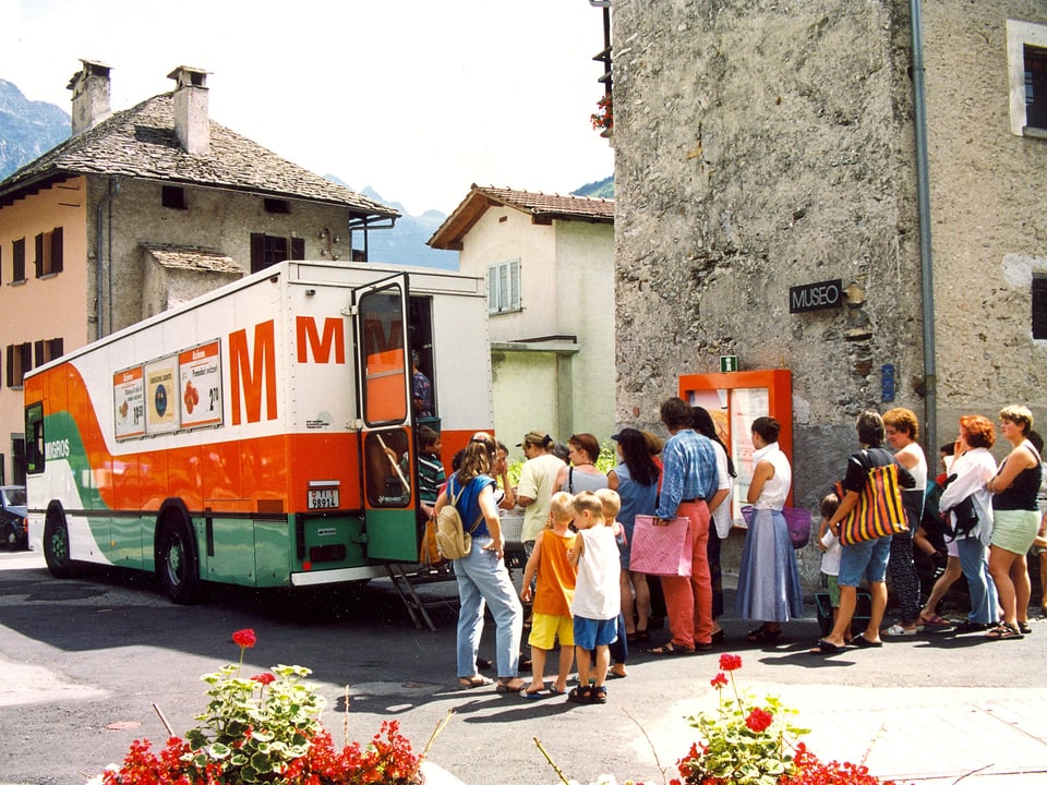 Verkaufswagen mit Besuchern im Jahre 1984. 