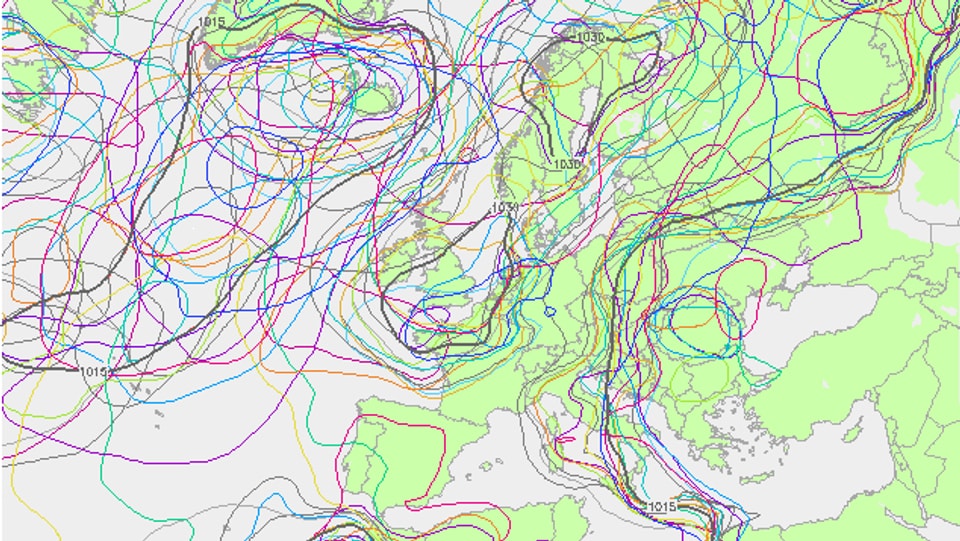 Auf einer Europakarte sind verschiedenfarbige Linien eingezeichnet. Die Linien der unterschiedlichen Farben sind wild verteilt.