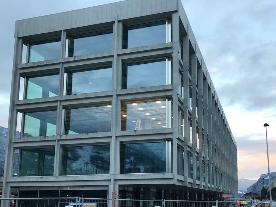 Neues modernes Beton-Gebäude mit vielen Fenstern